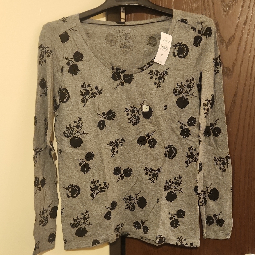 LOFT Gray Graphic Fitted Blouse